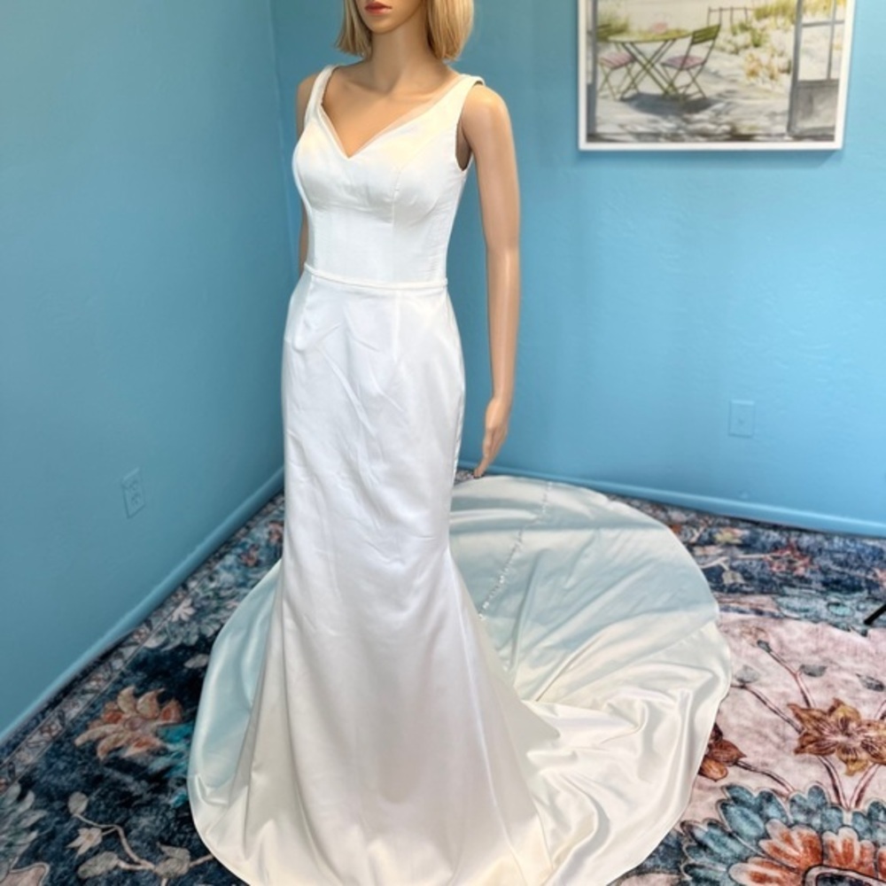 Isabella Talya Simple elegant wedding dress size 6 fits like a 4 I would say.